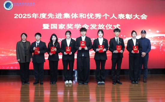 部门领导为获评 “优秀学生干部” 称号学生代表颁奖.jpg