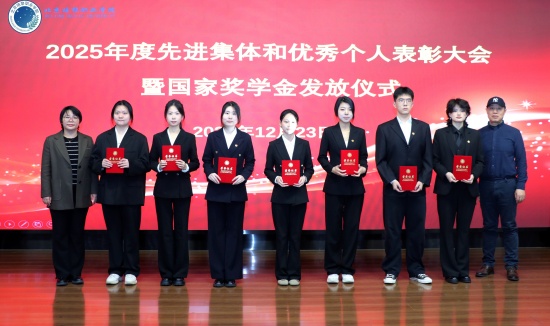 部门领导为获评 “优秀学生”学生代表颁奖.jpg